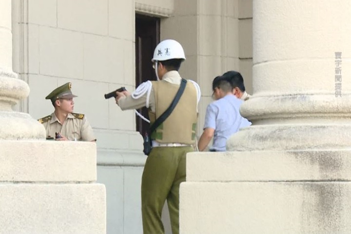 濺血！50歲男子偷武士刀 刺傷總統府憲兵