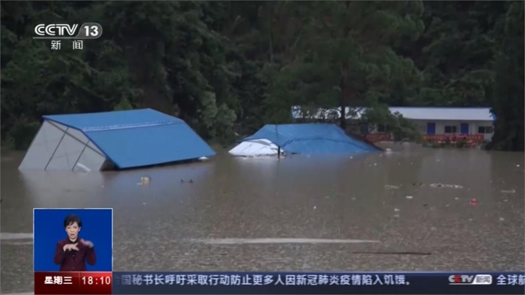 轟隆！中國南方暴雨山體滑坡 房屋「跌入河中」