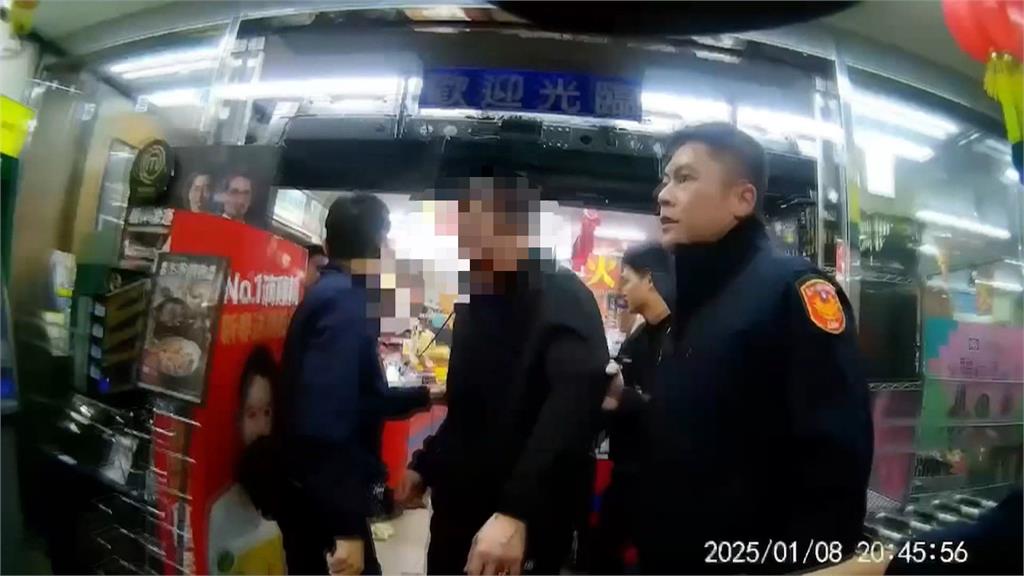 疑為禮券吵翻！超市內開打　員工揮手指虎、客抄剪反擊