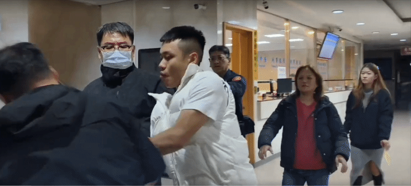 阿志頭兒「背景超硬」北檢肉搏！副所長爹「護航鍾文智涉貪」父子超反差