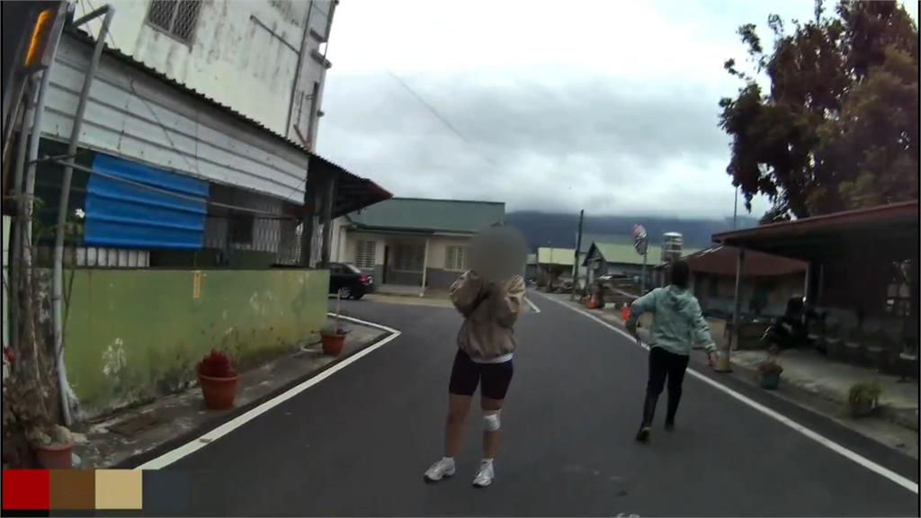 德國女子遊池上騎單車自摔爆哭　警秀流利英語安撫送醫