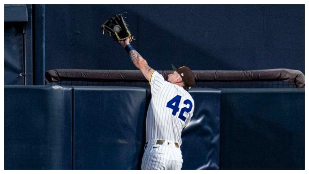 MLB(影)/教士中外野手梅瑞爾美技沒收全壘打!水手J-Rod只能苦笑以對