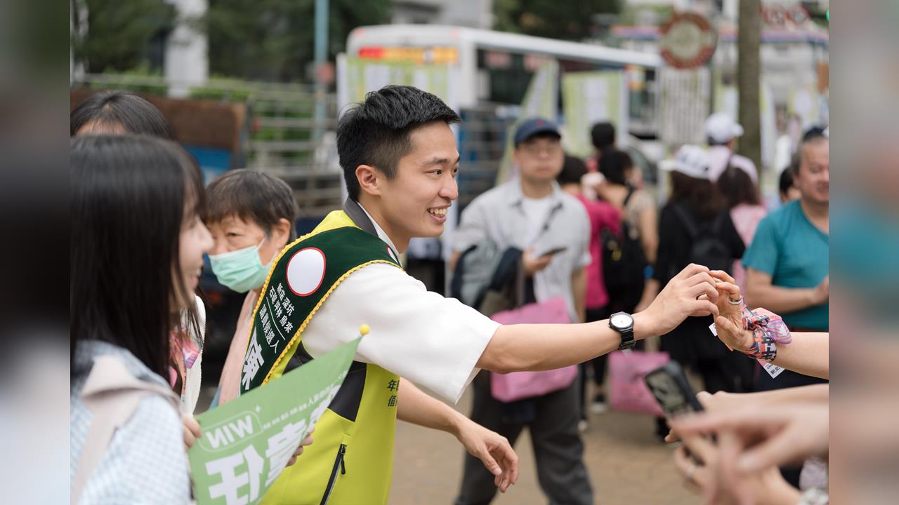 快新聞／父子交棒畫面曝！綠營戰將競總成立「大咖全來了」　千人集結力挺