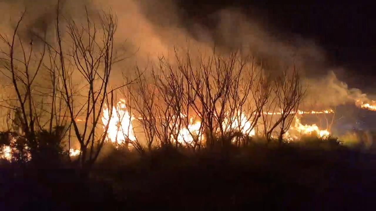 快新聞／「破萬平方公尺」陷火海！澎湖大火一路燒到凌晨　消防緊急增援搶救