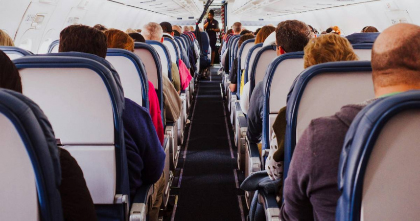 搭長途飛機好難坐！內行人分享「1招超有用」：睡著不會腰酸背痛腿疼