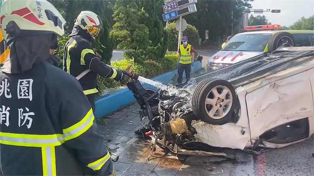轎車失控撞上加油站圍牆竄出火光　駕駛酒測值竟高達0.55
