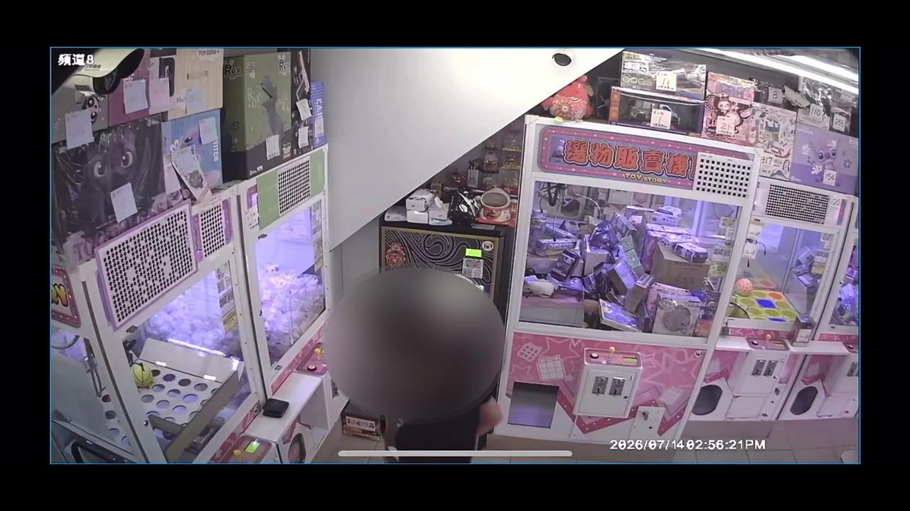 皮夾遺留娃娃機台！男子見無人「偷走現金」全被拍下
