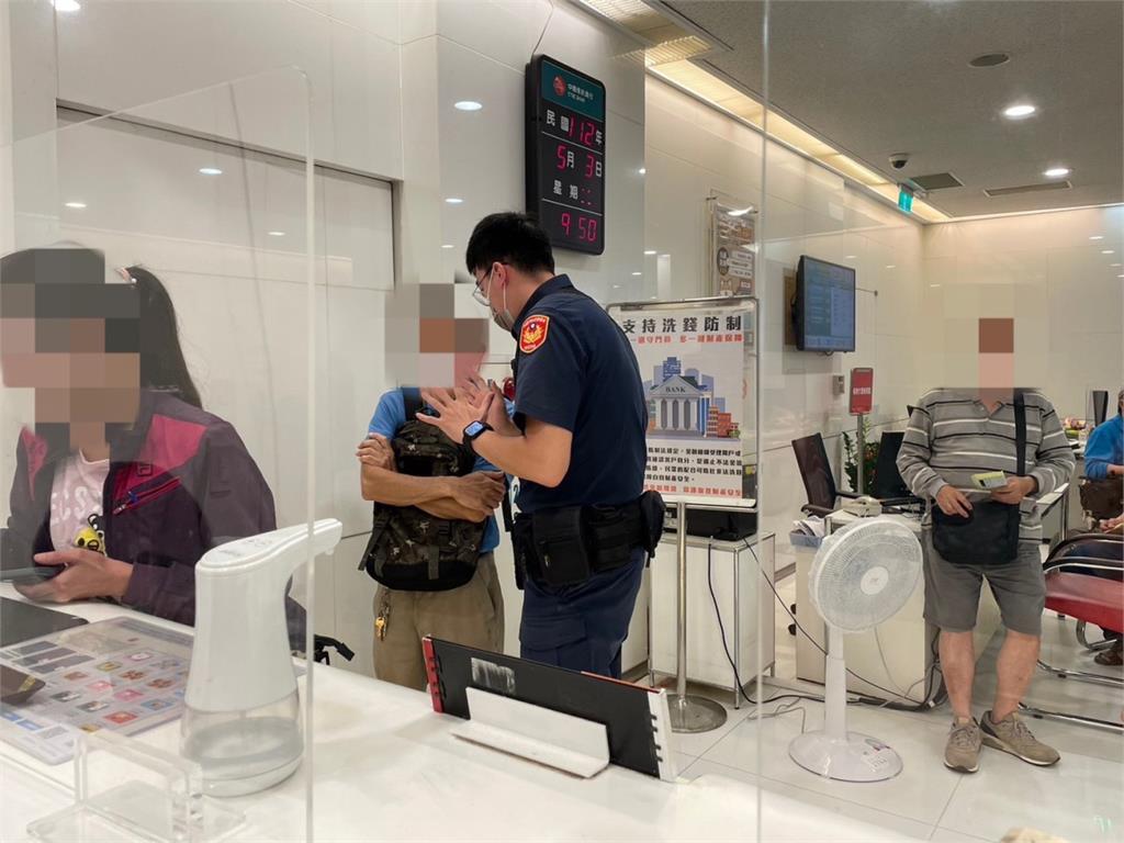 婦堅持匯款300萬至警示帳戶　八德警請家屬到場勸阻