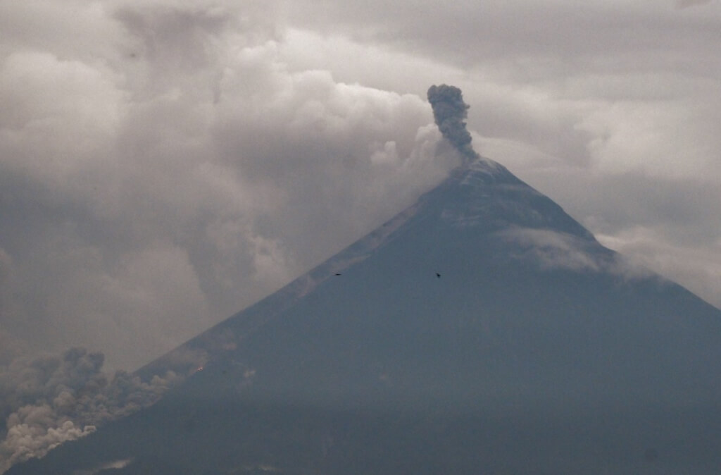 瓜地馬拉火山噴發濃煙灰燼　逾500人緊急撤離
