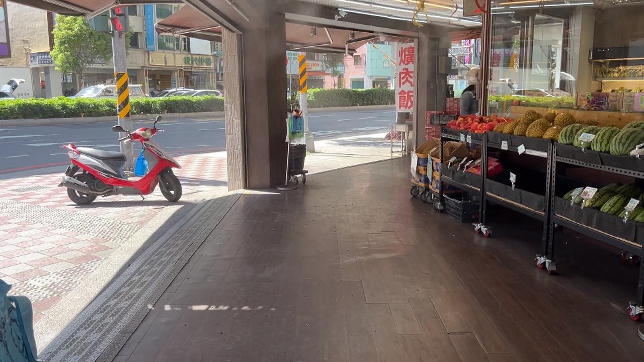 女違停買水果! 擋輪椅族去路 遭錄影激動嗆聲報警