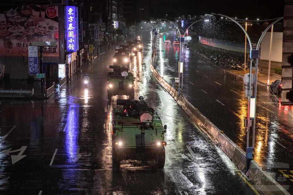 快新聞／情人節也不畏風雨！ 陸軍關指部、甲車現身淡水街頭訓練