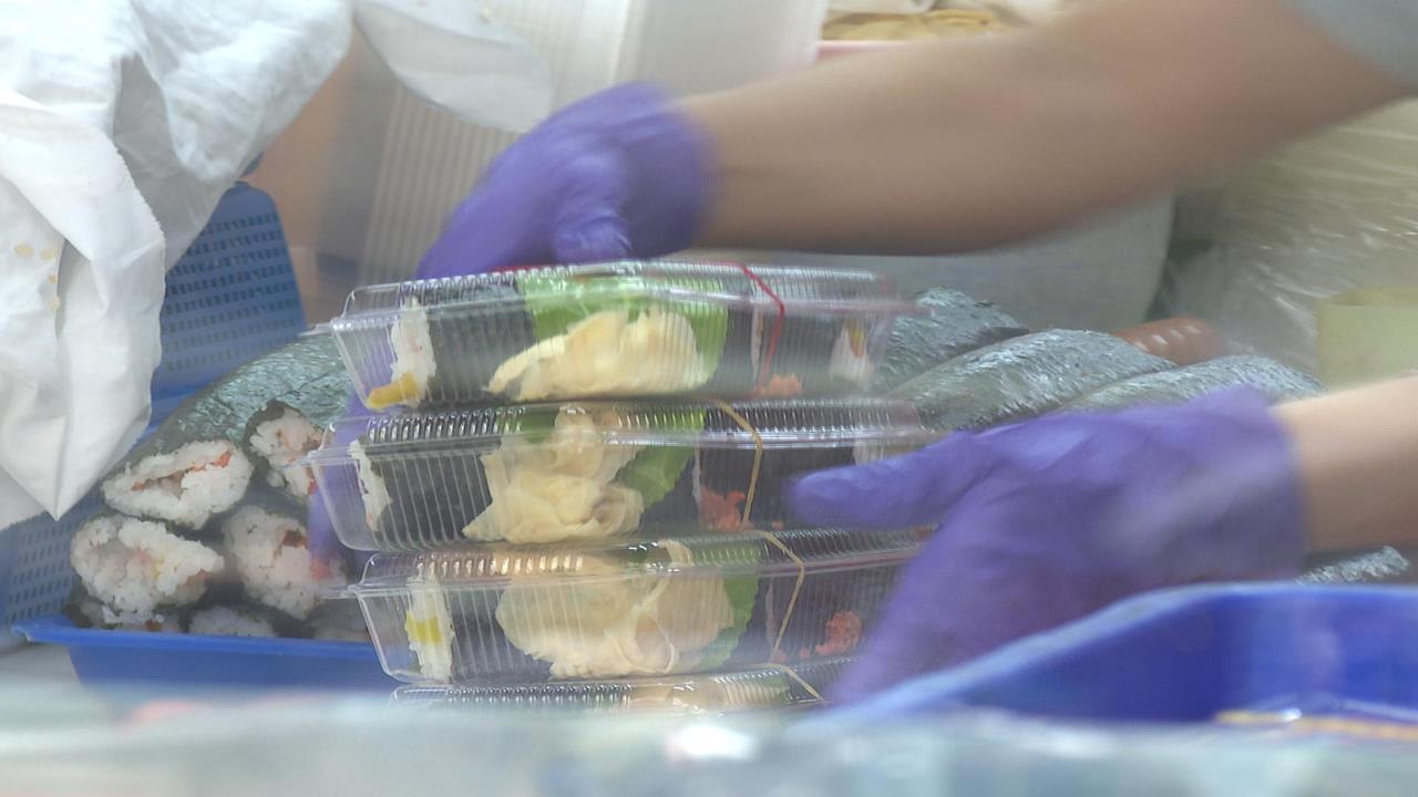 鶯歌壽司名店驚見蟑螂亂竄!新北衛生局將稽查食安