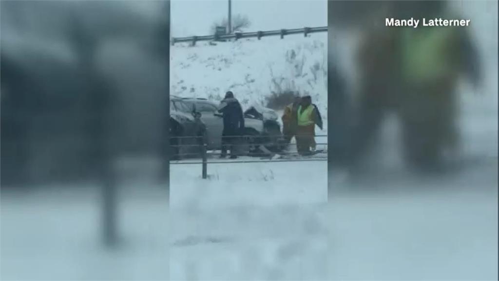 美大雪凍雨路面結冰  引發上百起追撞事故