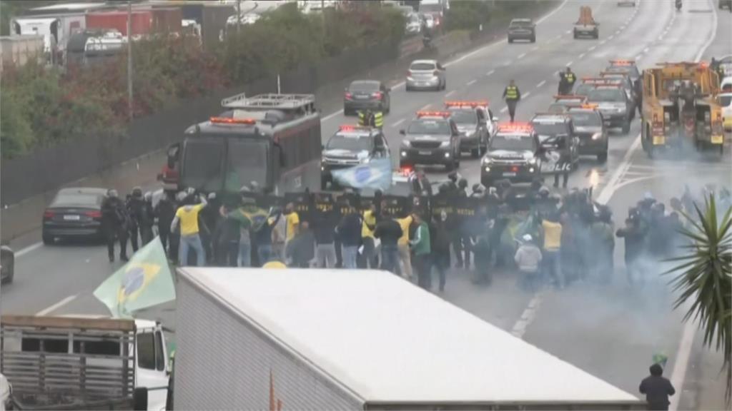 不滿巴西總統大選結果　<em>波索納洛</em>支持者發起大示威