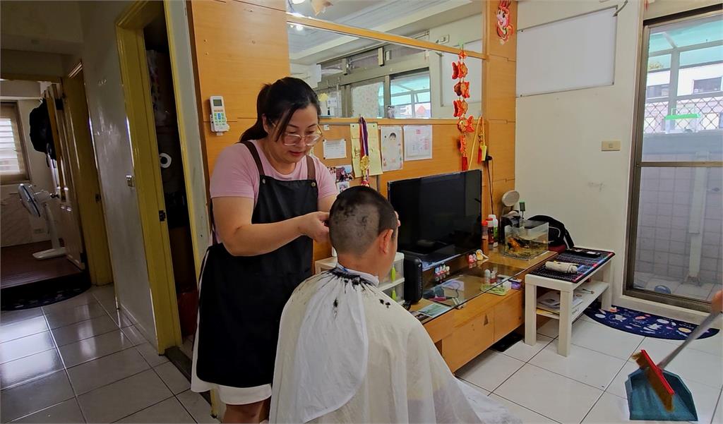 宜蘭單親媽媽罹癌化療　小五兒子剃光頭相陪