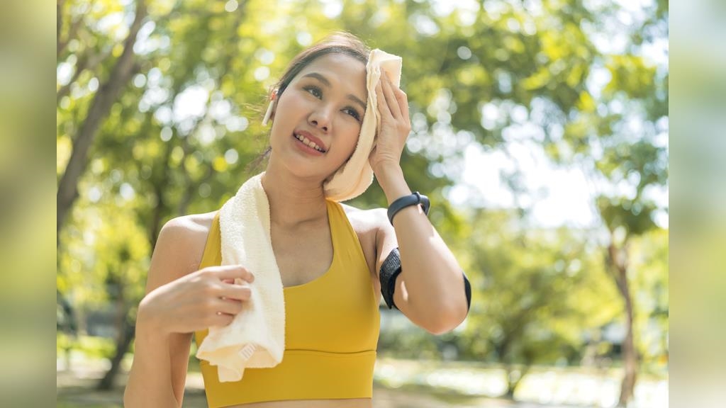 流汗越多代謝越好？醫破迷思：汗水非代謝指標！突「不流汗」小心3狀況
