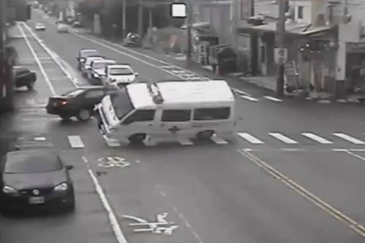 慘！婦騎單車被撞 坐救護車竟又翻車