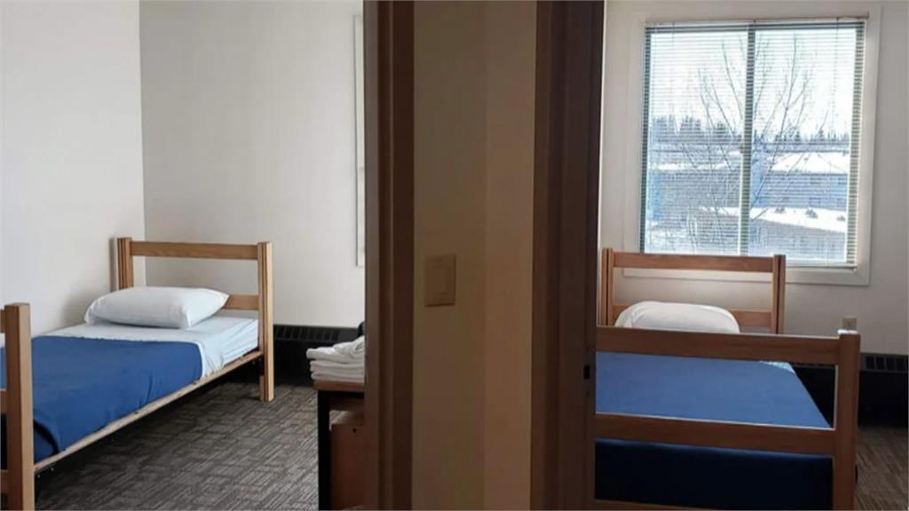 雙普會遇阿拉斯加旅遊旺季　代表團、記者「訂不到房」住大學宿舍、體育館