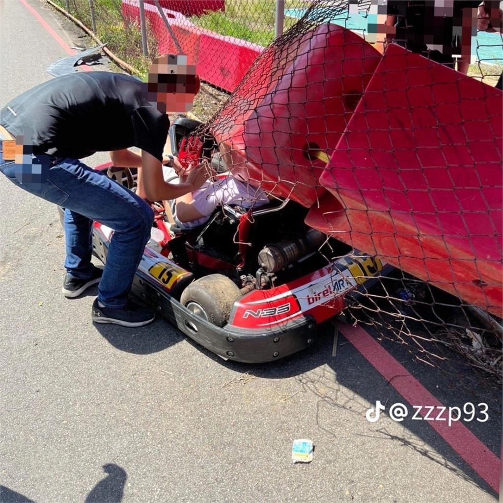 GG了！男子駕卡丁車衝破護欄 路過保時捷慘遭波及