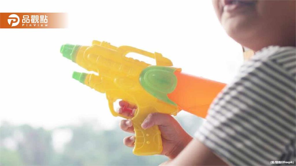 小孩玩耍亂竄遭騎士爆粗口！父持槍理論　警衝現場驚：是水槍