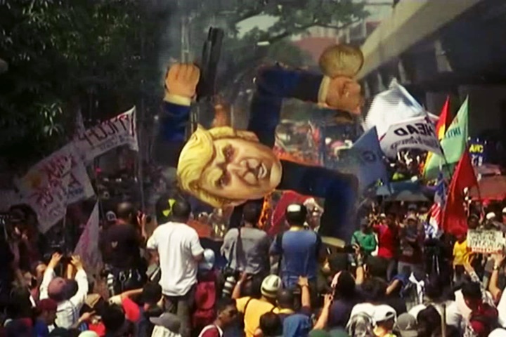 川普會杜特蒂 馬尼拉反美示威燒川普人像 