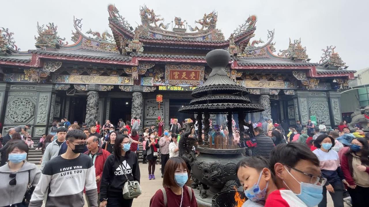 南投受天宮平安餐被攔截　　獼猴搶吃紅蘿蔔「顧目珠」