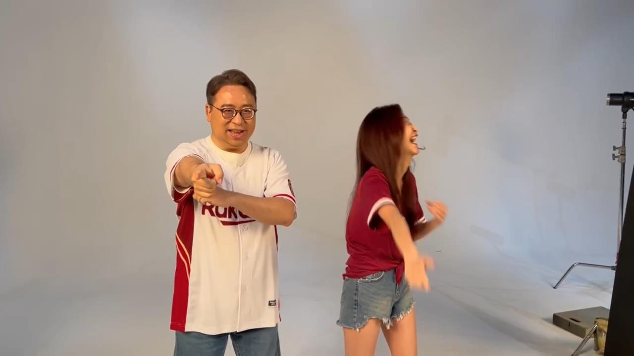 快新聞／西裝脫掉！黃世杰合體桃園隊拍定裝照跳三振舞　胯下運球秀反差萌