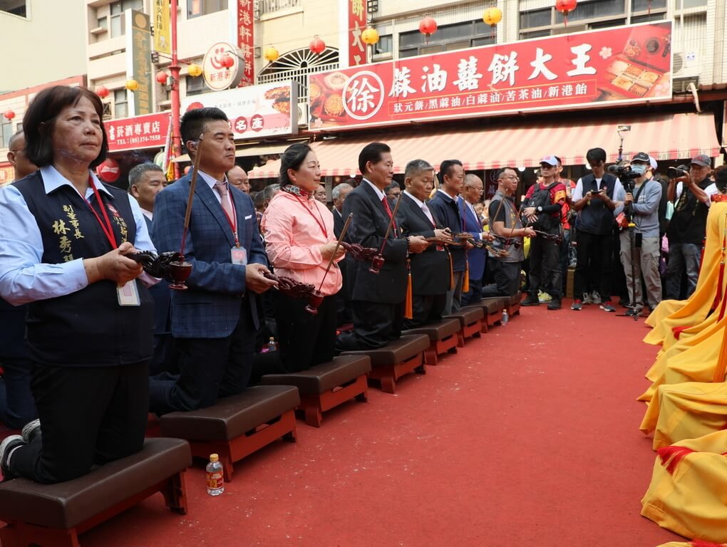 大甲媽遶境鄭銘坤扭傷搭救護車 一群人自拍惹議