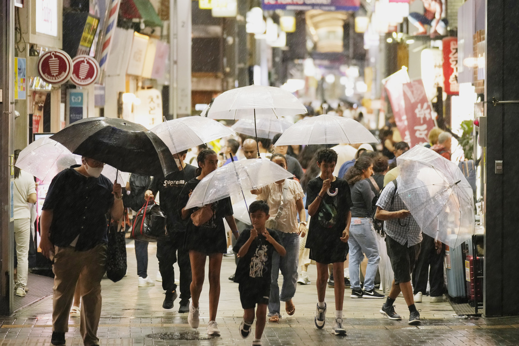 東京暴雨炸裂地鐵站淹大水！　新宿人孔蓋「水柱噴一樓高」畫面曝