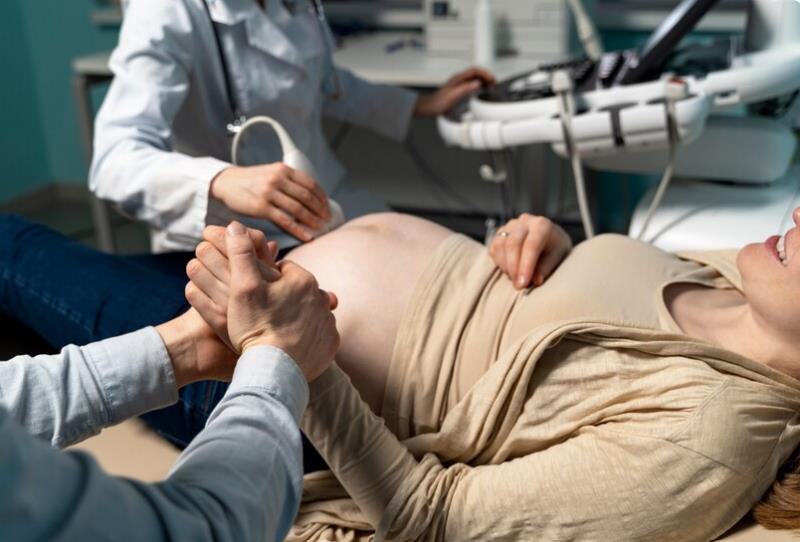 為何生完孩子一直抖?醫解析「5大」產後寒顫成因 暖被+烤燈陪你過關