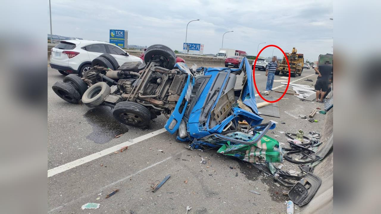 快新聞／奇蹟！台74小貨車遭猛撞「翻車捲成麻花」　駕駛輕傷還自行脫困