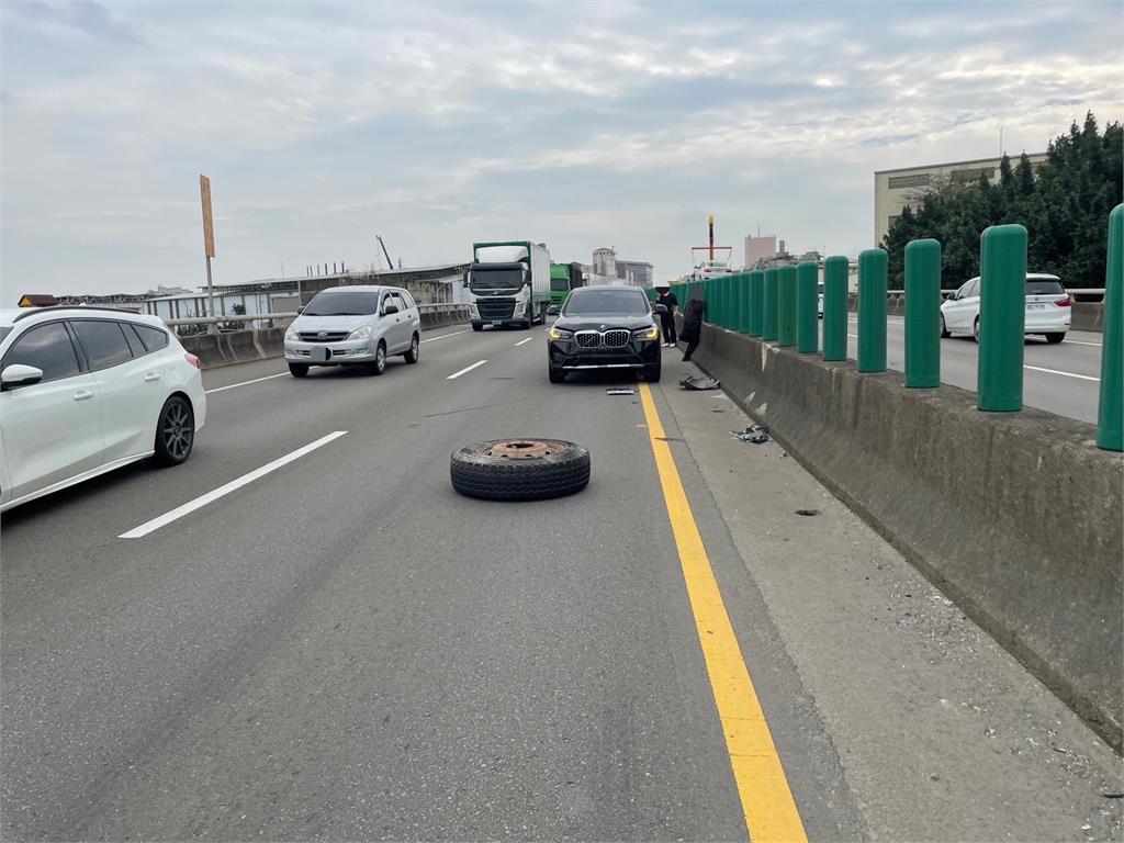 快新聞／驚！大貨車輪胎脫落一路亂彈「還回馬槍」　「2車遭波及」畫面曝