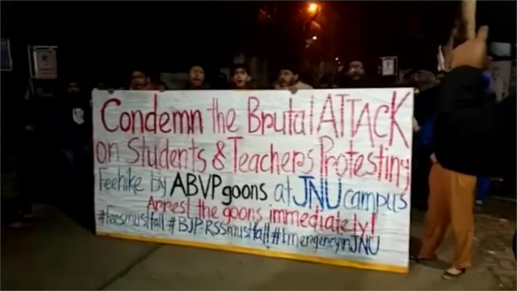 印度學生不滿漲學費示威 傳不明人士入校園毆師生