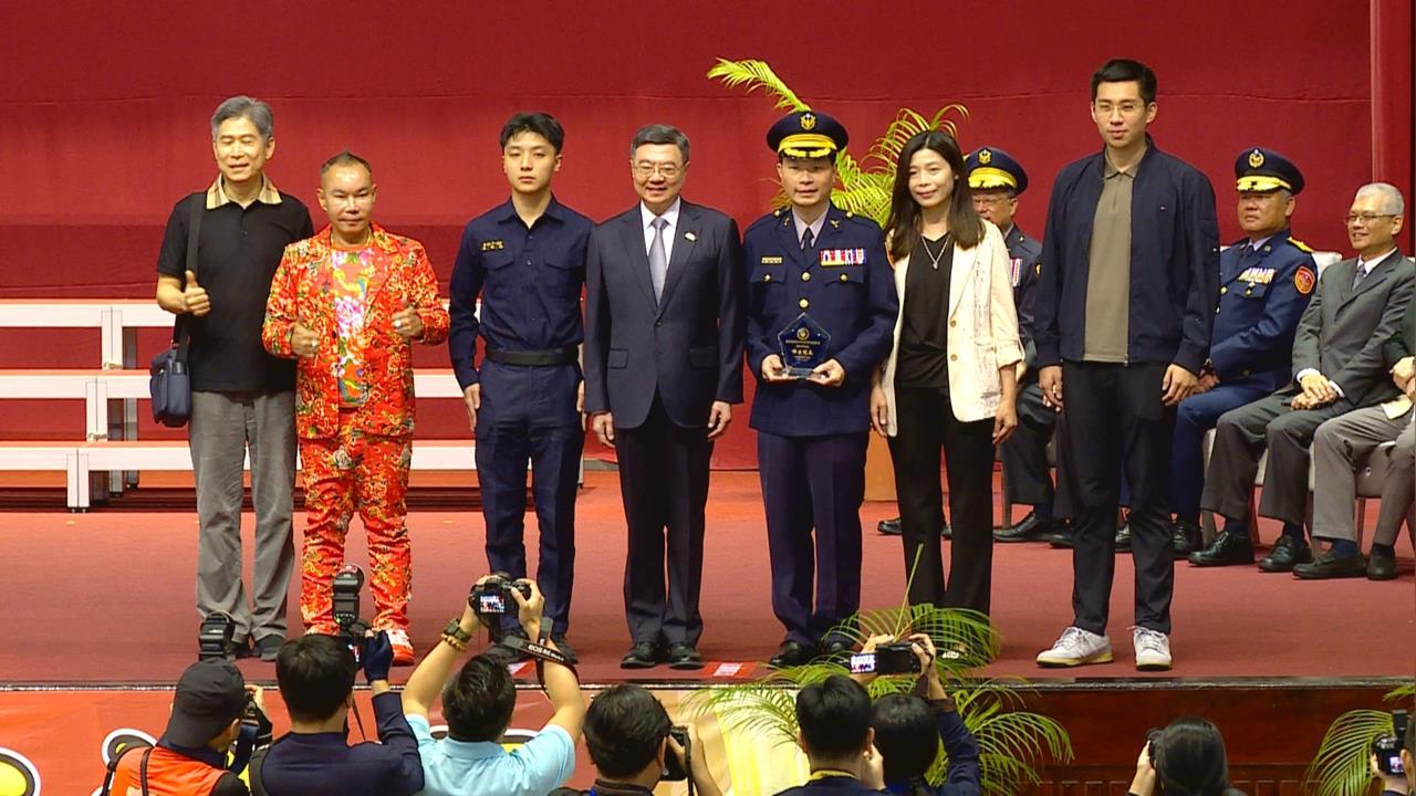 快新聞/「吊車大王」驚喜現身警專80周年校慶 同台卓榮泰「雙手比讚」開心合照