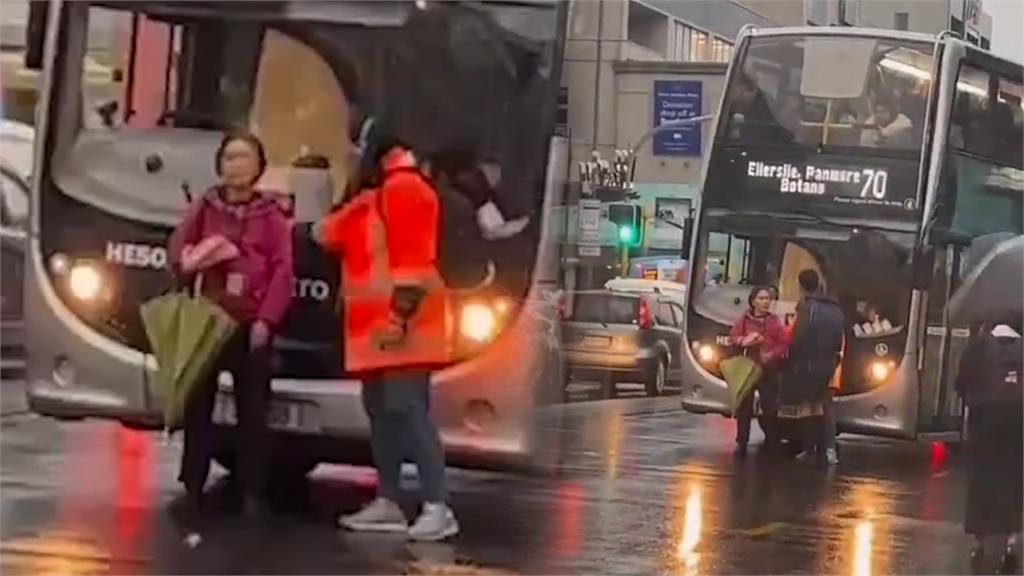 肉身擋車！巴士客滿不再讓人上　中國大媽發飆大鬧奧克蘭街頭