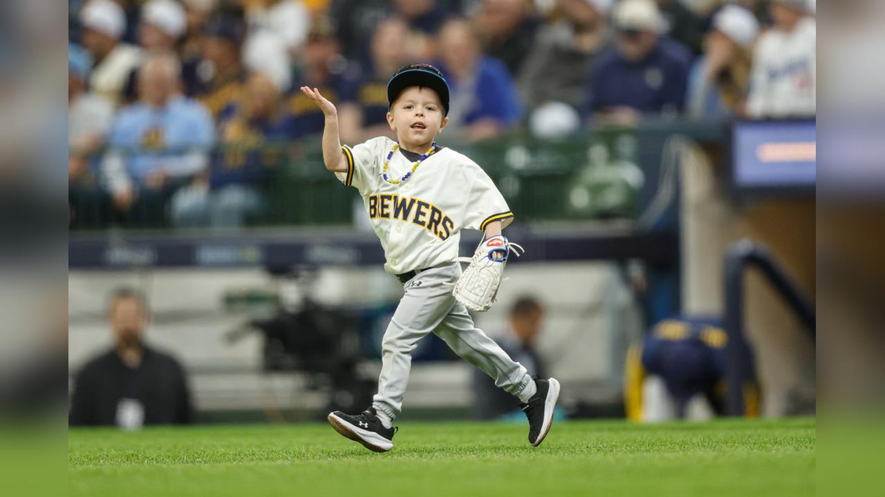 MLB(影)/4歲萌孩搶盡大谷翔平鋒頭!網紅小神童從車庫玩到大聯盟嗨翻釀酒人主場