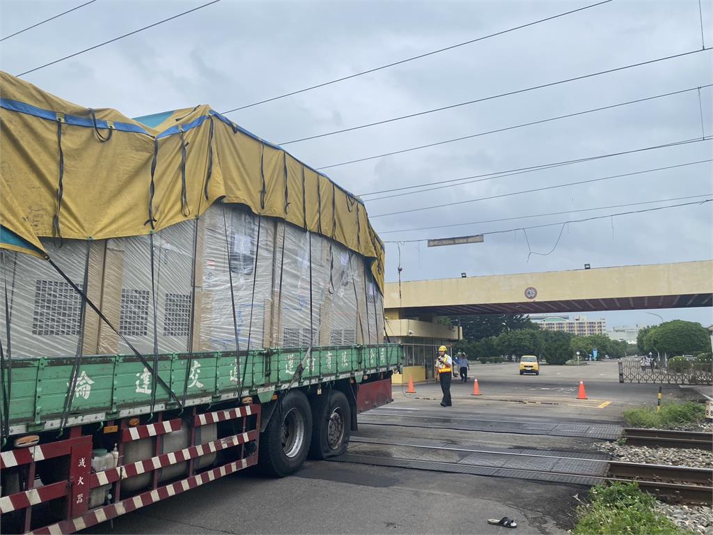 快新聞／大貨車卡平交道！司機爬車頂觸電送醫　台鐵湖口至新豐一度雙向不通