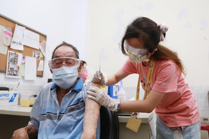 快新聞／台南101歲人瑞打疫苗　一個七股區就有13位人瑞