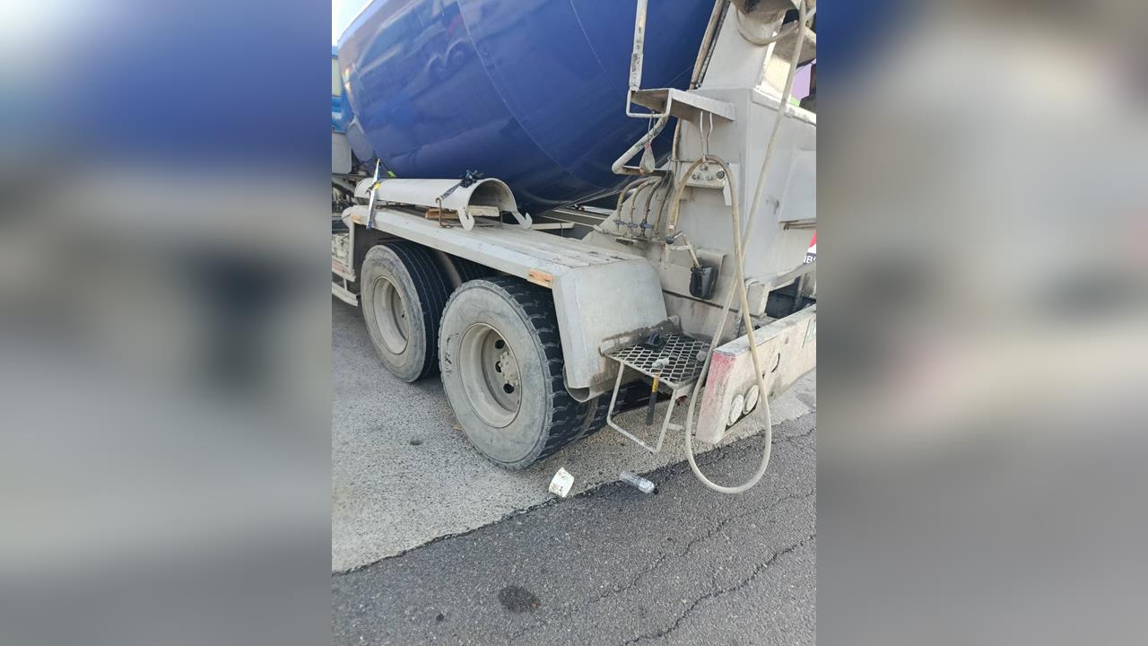 快新聞/高雄清晨車禍!混凝土車疑「視線盲區」釀悲劇 婦人遭撞命危