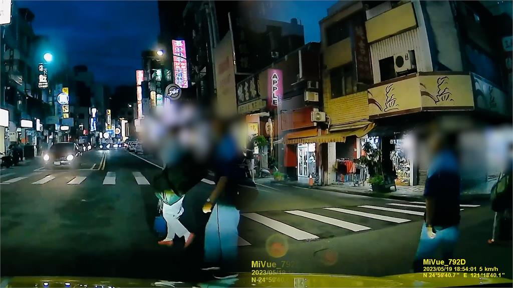 闖紅燈還走馬路中間　「來自地獄的行人」網嘆：真實的台灣交通
