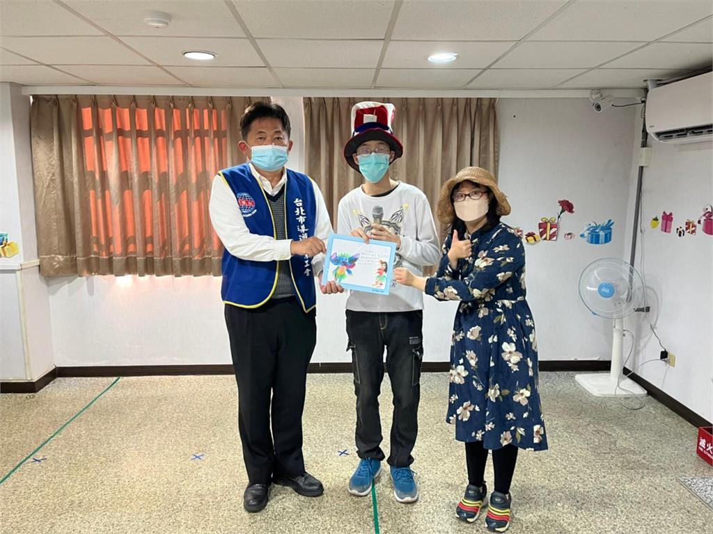 台北自閉症協會中山工坊感恩尾牙　同學親繪感恩卡對志工送上最暖謝意