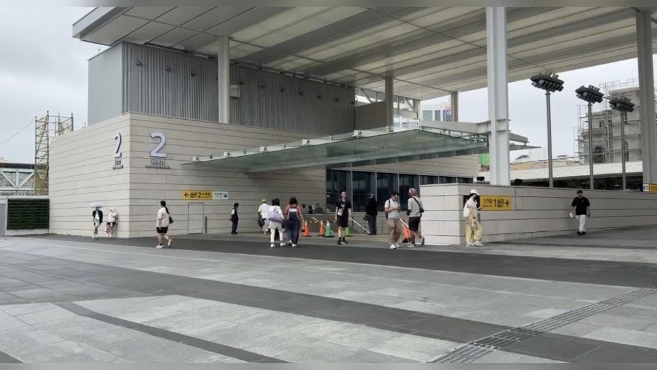 台南新火車站出口處漏水　旅客驚嚇「水淹下樓梯」