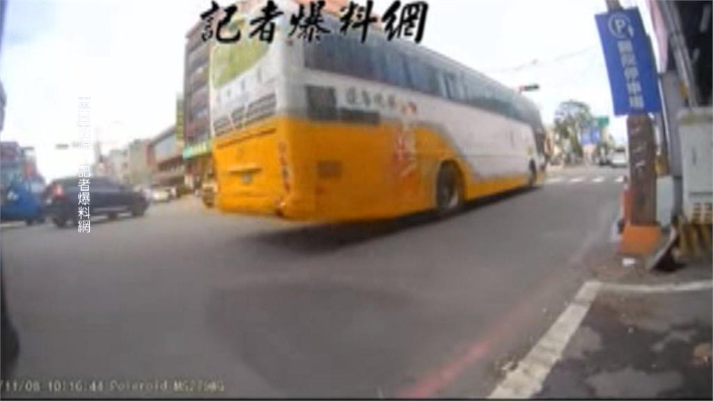 驚險一瞬間！彰化公車硬闖紅燈　待轉騎士險遭撞上