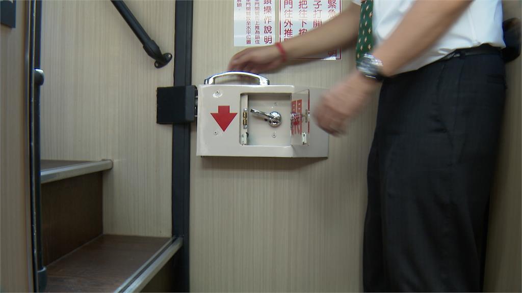 客運防墜機制 開安全門得過三關