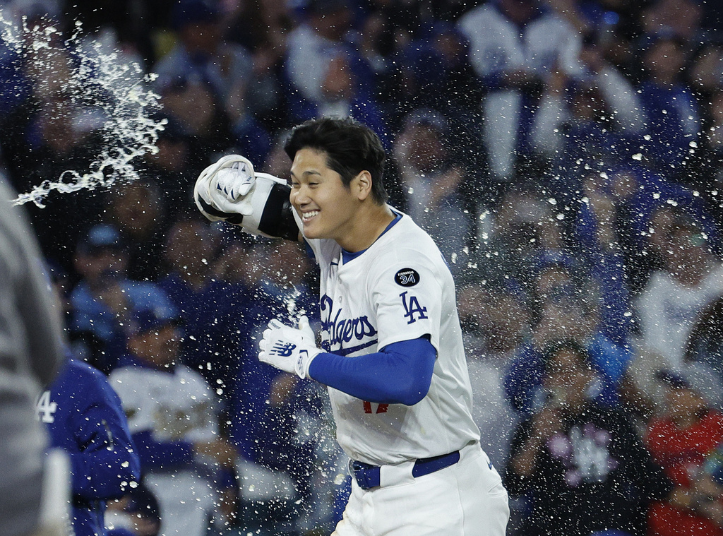 MLB(影)／大谷翔平打再見轟慶祝動作有這含意　網友笑稱：最敬業的代言人