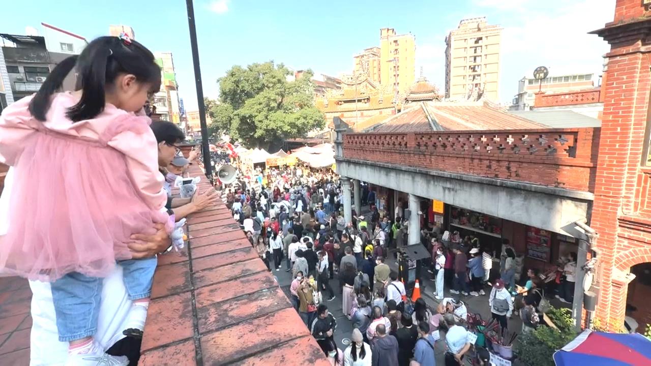 把握假期尾聲！三峽老街湧人潮　區公所旁櫻花秘境成熱門打卡點