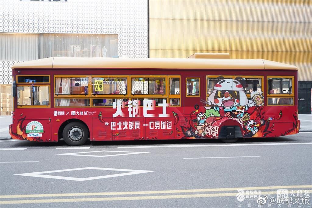 中國成都竟推出「火鍋巴士」　網友看傻：要是來個緊急煞車？