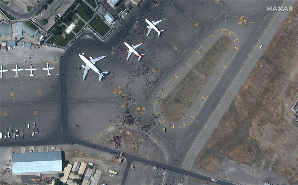 喀布爾機場一片混亂　民眾跑道追飛機高空摔落畫面駭人