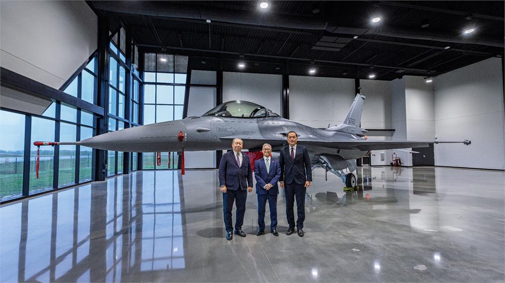 赴美見證F-16 BLK70戰機驗收 國防部 : 今年內飛交返國