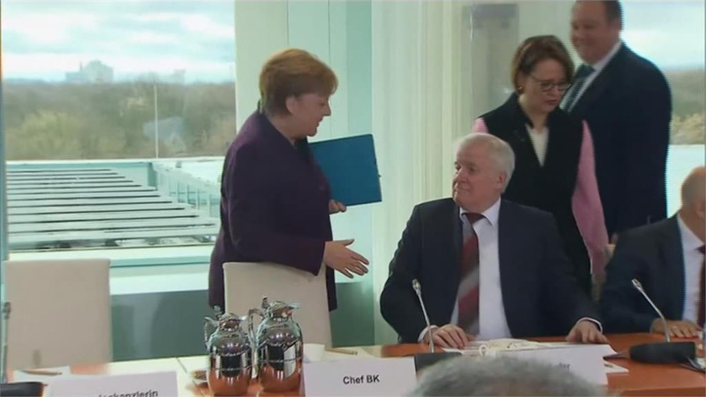 做防疫榜樣！ 德國內政部長拒絕和總理梅克爾握手